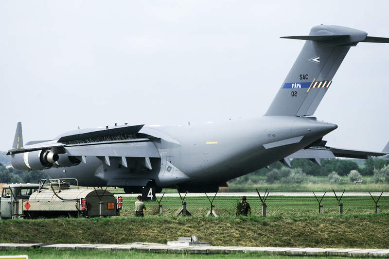 Illustration for article titled AsĂ es uno de los aviones militares mĂĄs grandes jamĂĄs construidos
